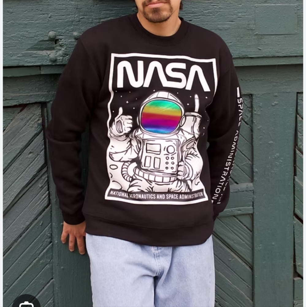 NASA Sz.M.‎ Black Sweatshirt".National Aeronautics Space Administration"